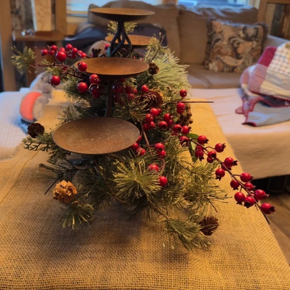 🌺𝐍𝐄𝐖-𝐑𝐮𝐬𝐭𝐢𝐜 𝐦𝐞𝐭𝐚𝐥/𝐢𝐫𝐨𝐧 Festive 𝟓 Candle Holder with Pinecones and Berries
